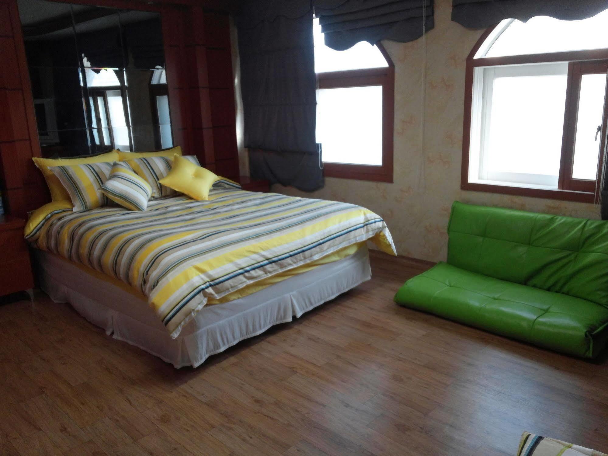 Marine Guesthouse Sokcho Exterior photo